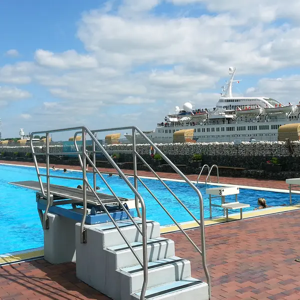 Kreuzfahrtschiff beim Freibad