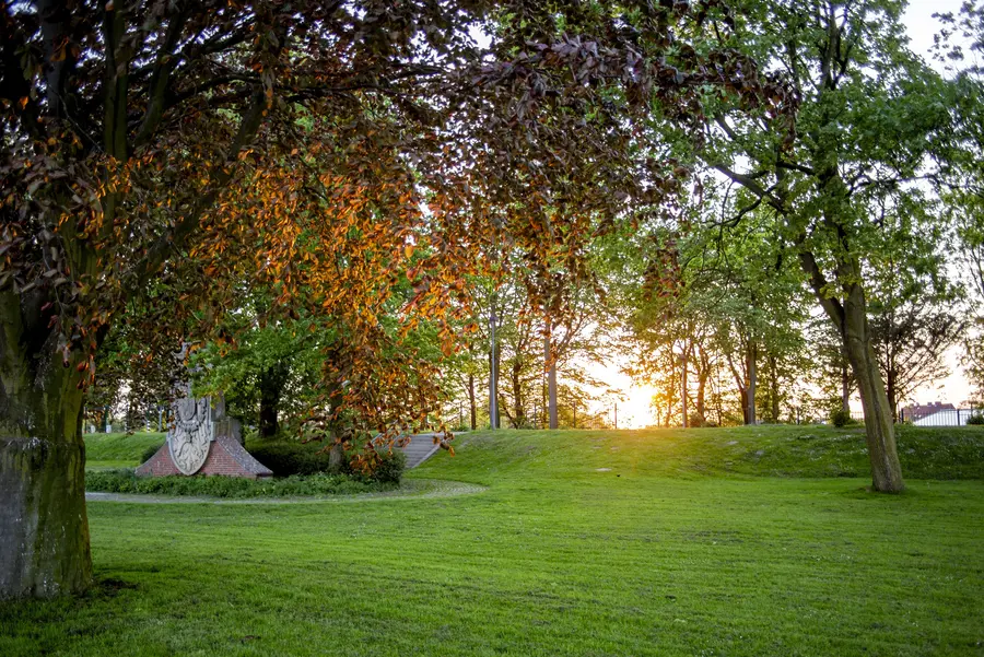 Denkmal auf der Grünfläche