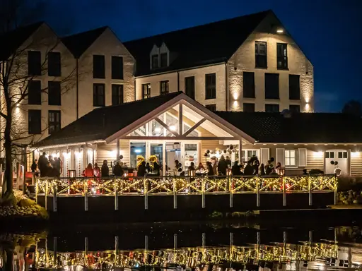 Boathouse Terrasse mit Beleuchtung