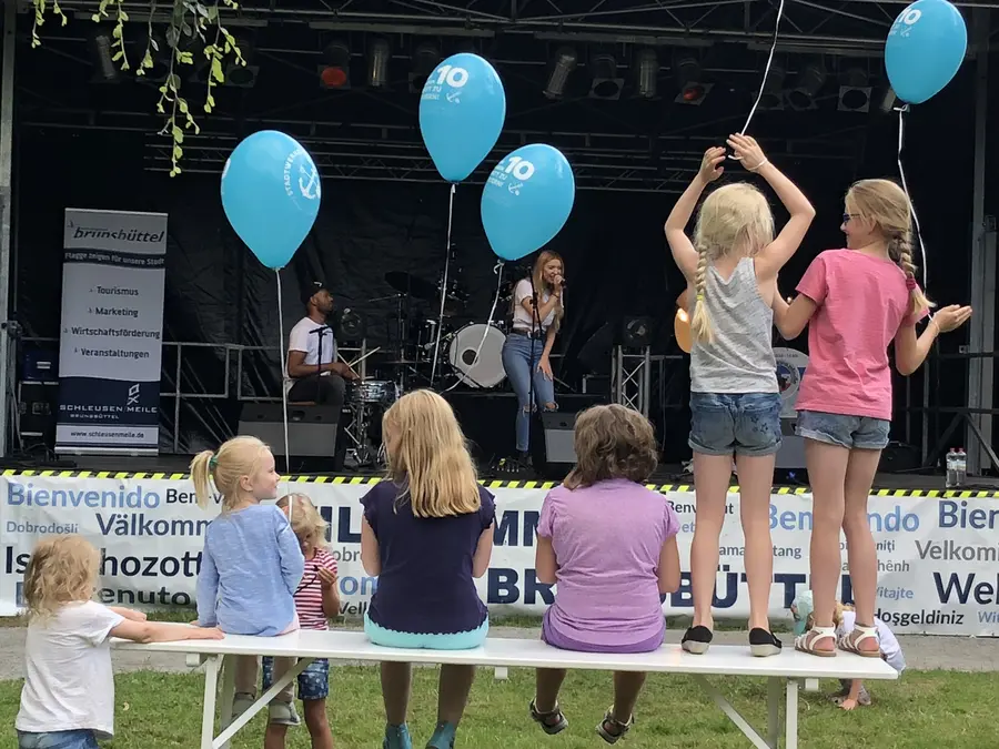 Kinder bei Festlichkeit