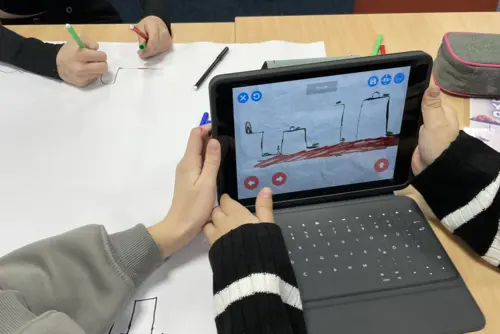 Kinder gestalten mit Tablet, Stift und Papier ihr eigenes Jump'n'Run-Spiel.