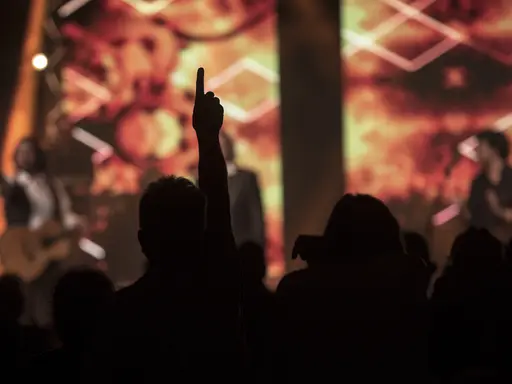 Menschenmenge vor der Bühne