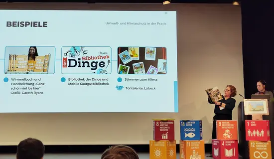 Tjorven Reichhardt und Kathrin Brümmer stellen die Zukunftsbibliotheken auf der BiblioCon24 in Hamburg vor.