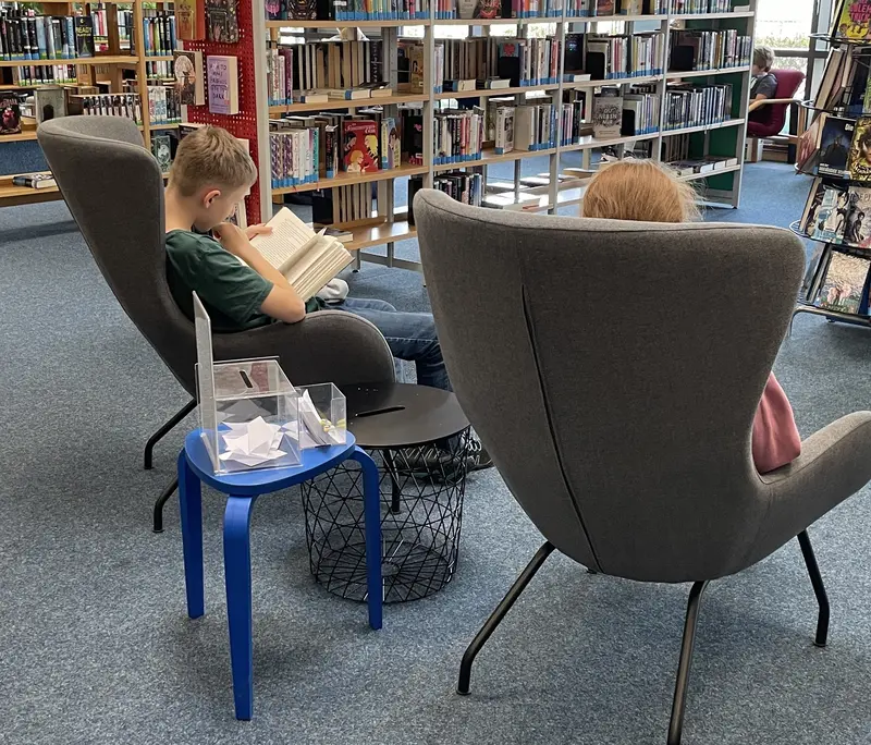 Gemütliche Sessel laden zum Lesen und Klönen ein.