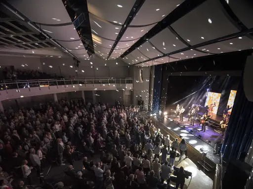 Menschenmenge vor der Bühne