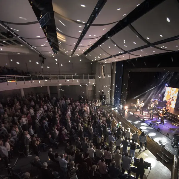 Menschenmenge vor der Bühne