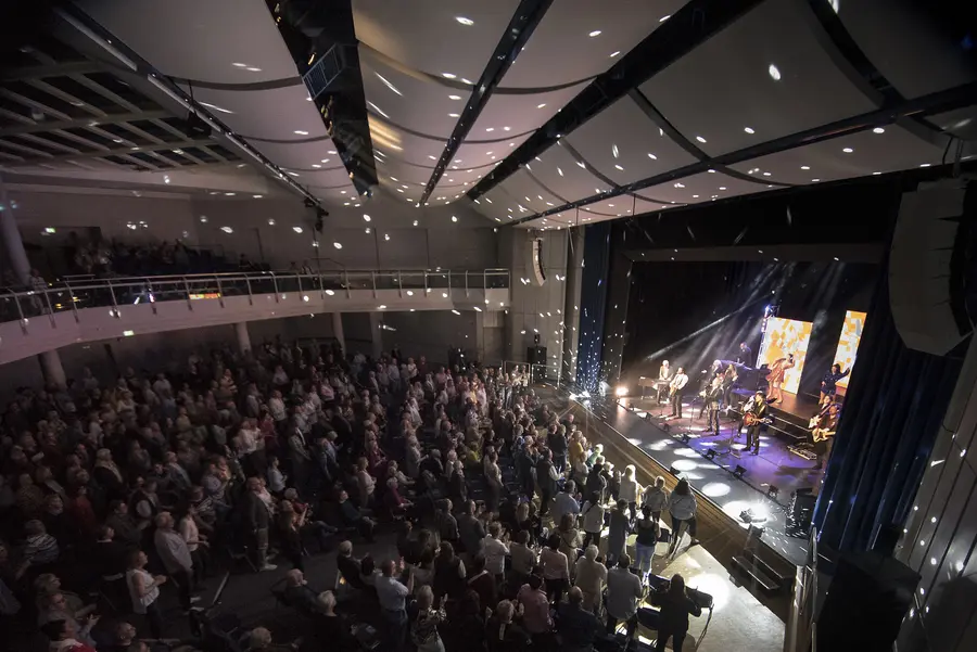 Menschenmenge vor der Bühne