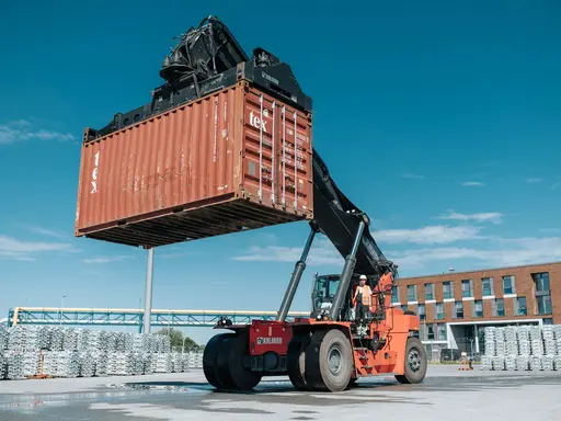 Kran mit Container im Elbehafen