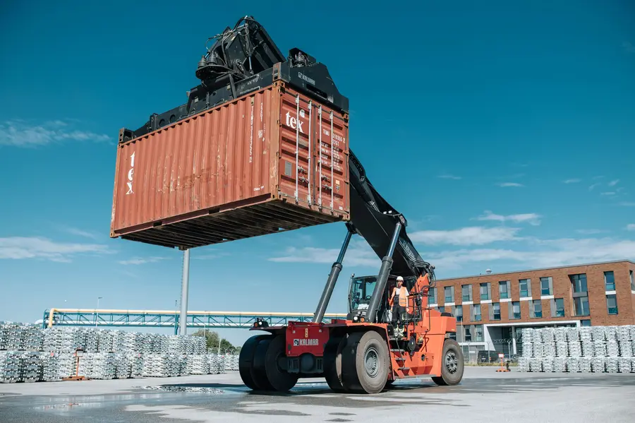 Kran mit Container im Elbehafen